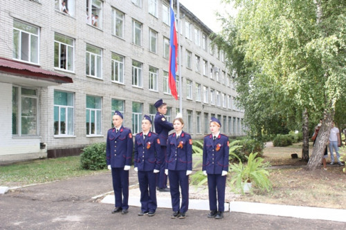 Торжественное поднятие флага Российской Федерации